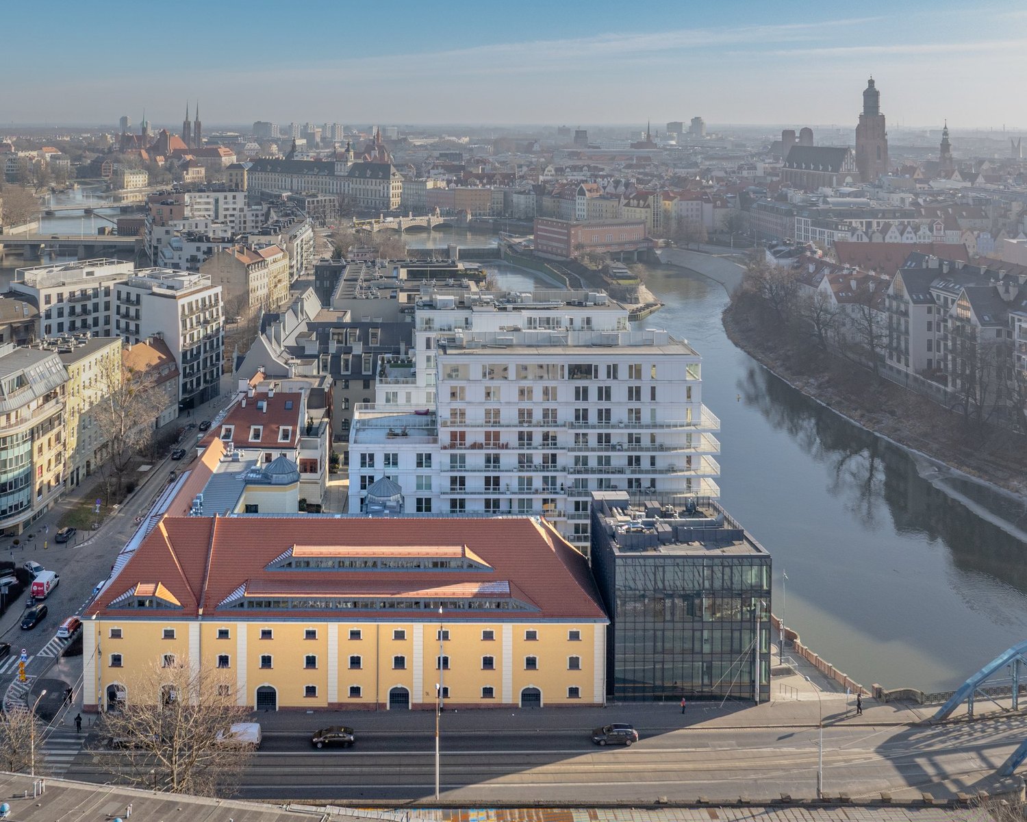 Spichlerz na Kępie Mieszczańskiej we Wrocławiu — widok z lotu ptaka na budynek, Odrę i centrum miasta